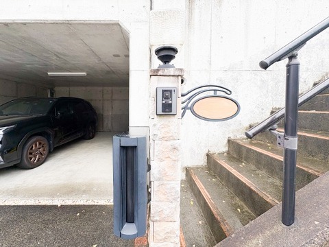 上品なレンガ調の門柱に、お洒落なネームプレートが目を引くエントランスです。カメラ付きインターホンとスタイリッシュなポストをすっきりと配置し、住まいの第一印象を美しく、スマートに演出します。