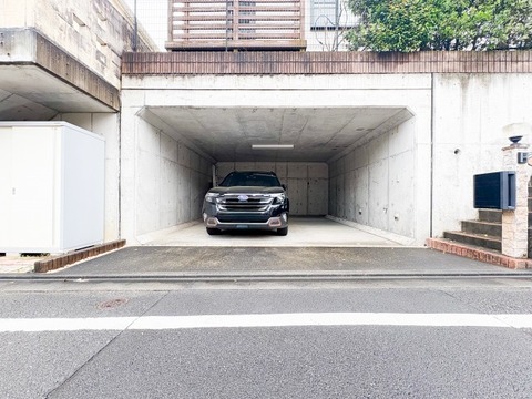 奥行きにゆとりがある、コンクリート造の大型ボックスガレージです。大型のSUVやミニバンもすっきりと収まり、奥にはタイヤやアウトドア用品などを保管できるスペースも確保できる機能的な設計です。