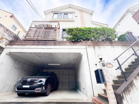 視線が気になりにくい高台に佇む、プライベート感あふれるお住まいです。開放的なウッドデッキが設置されており、心地よい風を感じながら贅沢なリラックスタイムをお楽しみいただける魅力的な設計です。