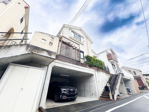 ゆったりとした車庫スペースと、木の温もりを感じるバルコニーが特徴のお住まいです。プライバシーの保たれた高台の立地で、周囲の視線を気にせず、ご家族で伸び伸びと穏やかな時間を過ごすことができます。