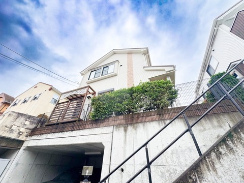 青空に美しく映える、高台ならではの圧倒的な開放感が魅力のお住まいです。周囲に視線を遮るものがなく、心地よい光と風を存分に感じられる設計。澄み渡る空をデイリーに眺める贅沢な暮らしが叶います。
