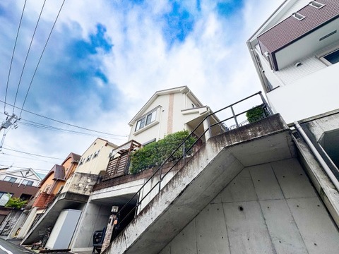 道路からの視線が気になりにくい高台立地のため、プライバシーをしっかり確保。開放的なウッドデッキスペースでは、人目を気にせずガーデニングやティータイムなど、自由で心地よい時間を満喫できます。