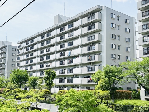 修繕工事で綺麗に生まれ変わった外観。緑豊かで管理体制も良好です