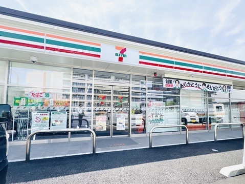 セブン-イレブン八王子南大沢4丁目店 540m