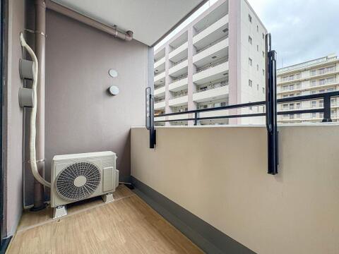 木目調の床が心地よいバルコニー。物干し金具も完備されており、洗濯物もたっぷり干せます。外の空気を吸ってリフレッシュできる、家族のセカンドリビングです。