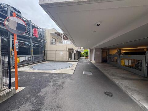 スムーズな入出庫を叶える機械式駐車場とターンテーブルを完備。雨の日も安心の地下駐車場へのアクセスで、お子様との外出も快適です。