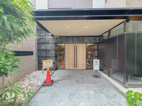 洗練されたデザインのエントランスがお出迎え。明るい光が差し込むアプローチは、家族の帰り道を優しく照らします。