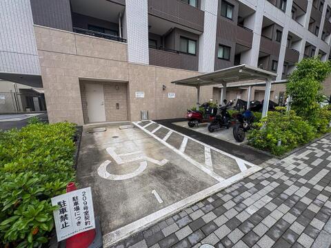 エントランス横には駐輪場、バイク置き場が設けられているため、出入りが行いやすくなっております。