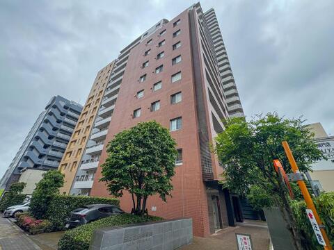 落ち着いた色合いのタイル張りの外観が印象的なマンションです。豊かな緑に囲まれ、駐車場も完備しており、家族の毎日を彩る安心感のある住環境が魅力です。