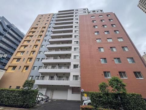 複数の棟が連なる、重厚感とデザイン性を兼ね備えたマンション外観。広々とした敷地と緑豊かな環境で、お子様ものびのびと成長できるでしょう。