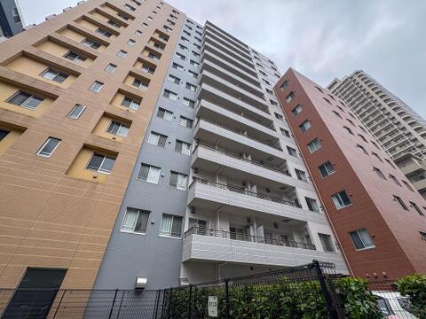 空に向かって伸びる高層マンション群。都会的な洗練されたデザインは、家族の未来を明るく照らすシンボルとなるでしょう。