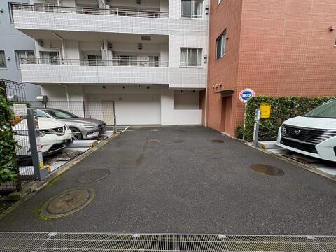 敷地内に確保された駐車場は、お車での移動が多いファミリーに大変便利です。日々の送り迎えやお買い物もスムーズに。
