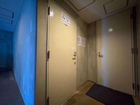 お子様との暮らしも安心、防犯カメラ作動中の共用部です。ゴミ置場が近く、忙しい子育て世代の毎日をサポートします。