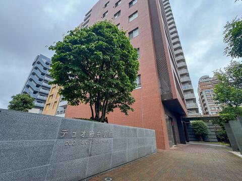 府中駅前の好立地に建つ「デュオ府中駅前」。洗練された外観は、家族の誇りとなるでしょう。駅近で子育て世代にも嬉しい、便利な暮らしが叶います。