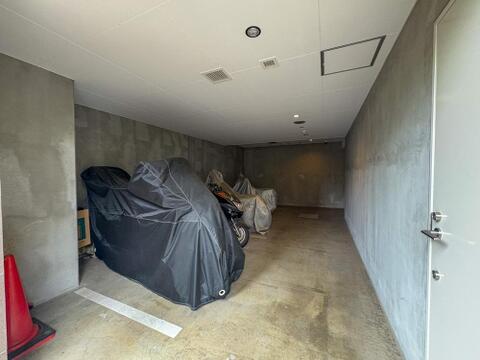 大切な愛車を雨風から守る、屋根付きのバイク置き場を完備。趣味の時間を大切にする方にも嬉しい設備です。
