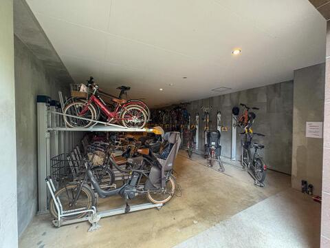 雨風から大切な自転車を守る、広々とした屋根付き駐輪場です。2段式ラックで収納力も高く、お子様乗せ自転車も安心して停められます。日々の移動を快適にサポートします。