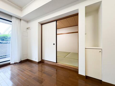 スライドの扉を開けると広々とした空間に生まれ変わります。様々な用途に対応のできる使い勝手のいい洋室です。