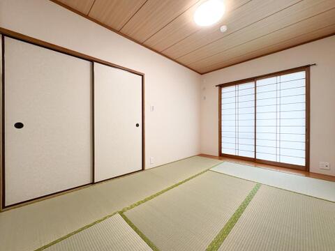 高い天井のゆったりとした空間です。床の間からは和の風情を感じます