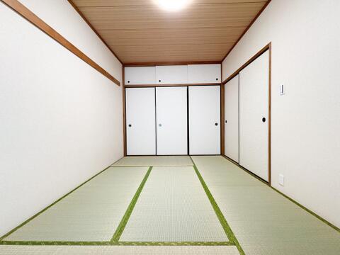 押し入れ収納もあり、敷布団などの大きなものも収納可能です。