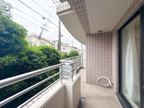 遮るものがないため、日当たり、風通りの良い開放的なバルコニーとなっています。お洗濯ものもすぐに乾きそうです。