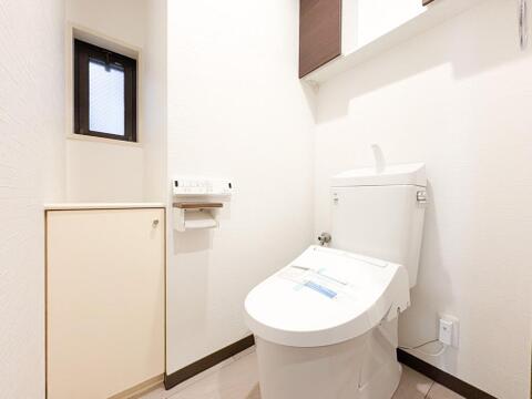 吊戸棚が設置されているためトイレットペーパーのストックや、掃除用品の収納に困りません