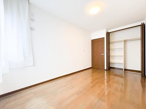 すべての洋室には収納が備え付けてあります。衣類や小物などを収納することで、住空間を有効活用できます。広さも十分ございますので、お客様の生活シーンに合わせてご活用ください。