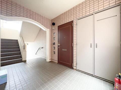 玄関先の共用廊下部分も空間が広々としています。
