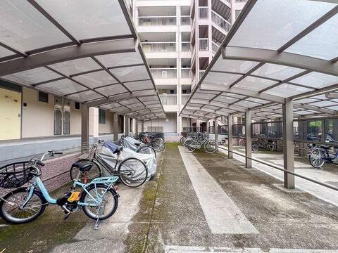敷地内には、しっかりとした屋根が設置された駐輪スペースを確保。