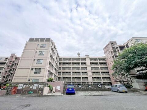137戸のビッグコミュニティならではの堂々とした存在感があり、敷地内も隅々まで清掃が行き届いた安心の管理体制です 。