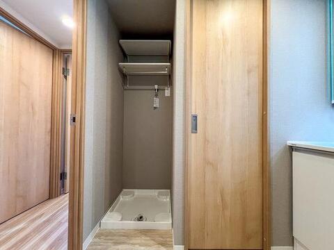 室内洗濯機置場の上部には棚を設置。洗剤やランドリー用品の収納に便利です。
