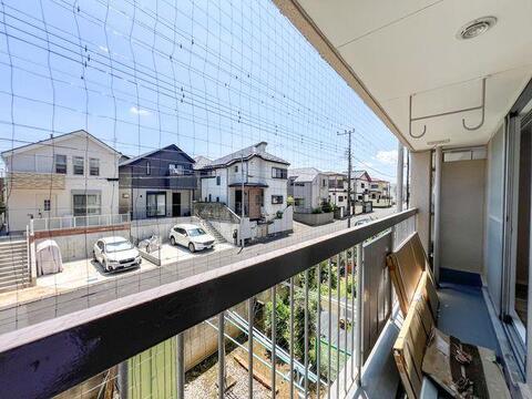 日当たりと風通しの良さが魅力のバルコニー。周辺には穏やかな住宅街が広がります。