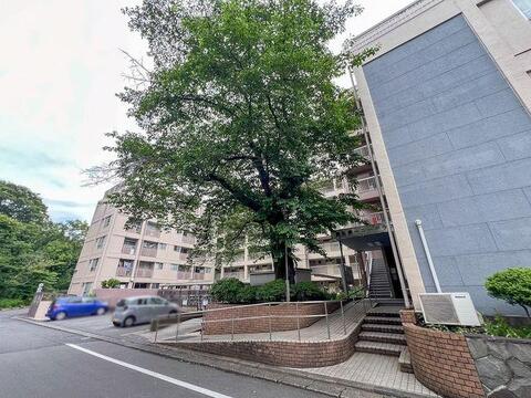 137戸のビッグコミュニティならではの堂々とした存在感があり、敷地内も隅々まで清掃が行き届いた安心の管理体制です 。