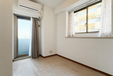 日差しがたっぷりと降り注ぐ明るい子供部屋は、お子さまが元気に遊べるのびのびとした空間です。広さがあるため、成長に合わせた家具配置が可能で、勉強や遊びに集中できる理想的な環境が整っています。