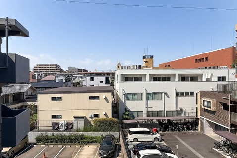 閑静な住宅街に立地するため、周囲の喧騒を感じることなく落ち着いて過ごせる住環境が魅力です。穏やかな空気が流れ、日常の疲れを癒すためのゆったりとした時間が過ごせる住まいです。