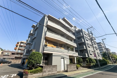 スタイリッシュで洗練された外観が、毎日帰宅するのを楽しみにさせてくれます。上質なデザインが目を引き、住む人にも訪れる人にも好印象を与える美しい佇まいが魅力です。