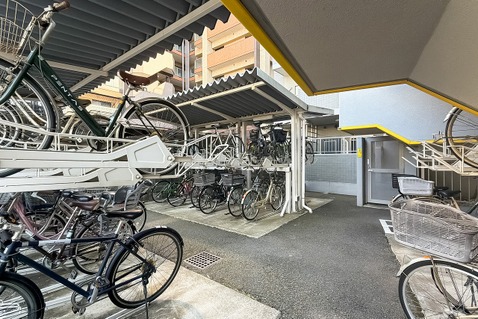 敷地内の駐輪場は、自転車を使う方にとって便利な設備です。整ったスペースで、通勤や通学にも安心して利用でき、日々の生活に利便性と快適さをプラスしてくれます。