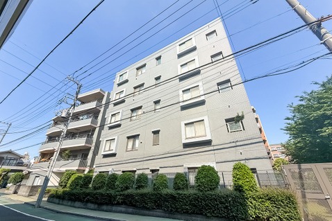 存在感のある外観が特徴のマンション。落ち着いたデザインとしっかりとした構造が安心感をもたらし、住まいとしての信頼性が感じられる美しい造りです。