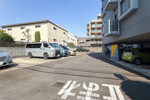 敷地内に駐車場があるため、車の移動がスムーズに行え、日常の外出が便利です。マンションの管理体制が整っており、防犯面でも安心して利用できる駐車場です。