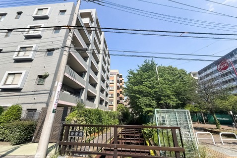 静かな住宅街に位置しており、騒音を気にせずリラックスした毎日を楽しめます。安心感のある環境が整っているため、小さなお子様がいるご家庭や静かに暮らしたい方にもぴったりの立地です。