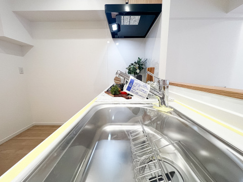 広々としたキッチンは、家族みんなで料理を楽しむのにぴったり。収納力が充実しており、調理器具や食材もすっきり片付けられます。さらに、お手入れがしやすい設計で、毎日の料理が快適に進みます。