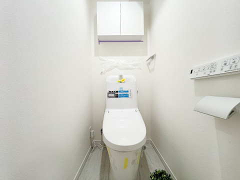 清潔感のあるトイレは、シンプルでモダンなデザインが魅力です。広めのスペースでゆったりと使えるため、毎日の生活がより快適に。綺麗だからこその心地よさを感じられる空間です。