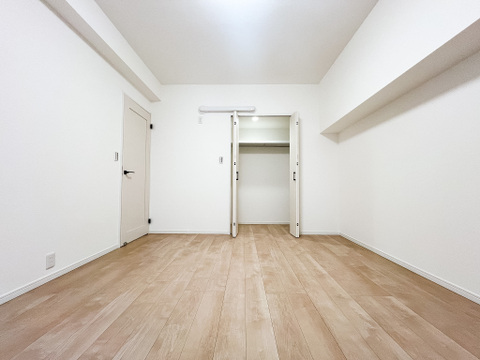 広々とした居室は、たっぷりと日差しが差し込み、ゆったりとしたくつろぎのひとときを楽しめる空間です。清潔感と快適さが保たれており、穏やかで心地よい毎日を支えてくれます。