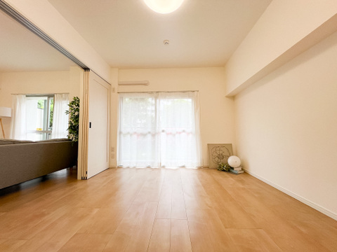 広々な子供部屋は、のびのびと過ごせる空間が魅力です。明るい日差しが差し込み、遊びや勉強に集中できる居心地の良い環境となります。お子さまの成長に合わせたレイアウト変更もしやすく、収納も充実しています。