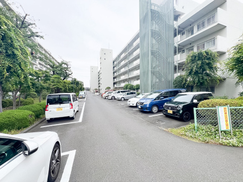 ワンフロアで完結する生活動線が魅力のマンション。階段の上り下りがないフラットな設計で、日々の家事や移動がスムーズです。管理体制がしっかりしているため、共用部分も美しく保たれており、快適に暮らせます。