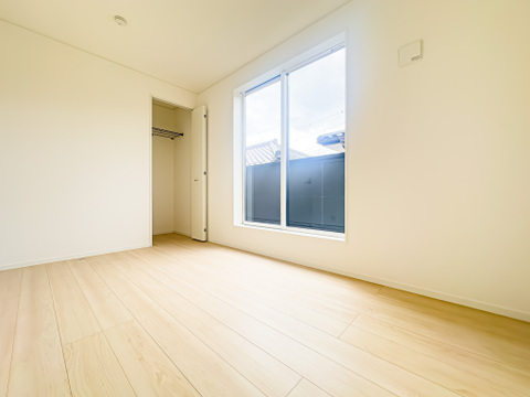 ホワイトベースの居室は、飽きが来ず家具やレイアウトが映えるお部屋です。クローゼットをご用意しております。バルコニーに出ることができます。2026/5/24撮影