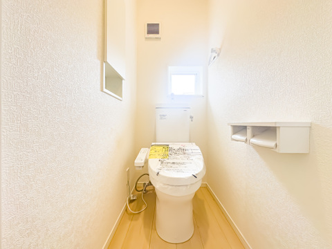 光を取り込む窓のある、温水洗浄便座完備のトイレスペース。ついつい考え事をしてしまうほど落ち着く空間です。お手洗いは1階と2階の両階にございます。2026/5/24撮影