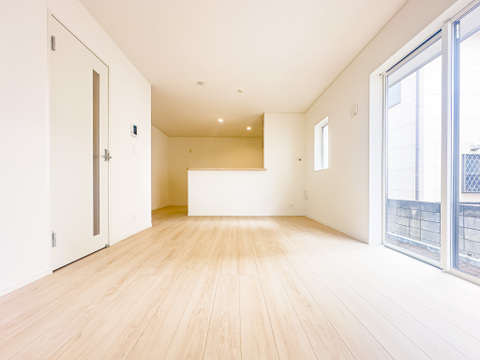 日当たり良好なLDKは、温かな陽光と爽やかな風が通り抜ける安息の住空間。帰ってきたくなる場所、安心できる場所として住まいにおける役割は重要です。2026/5/24撮影