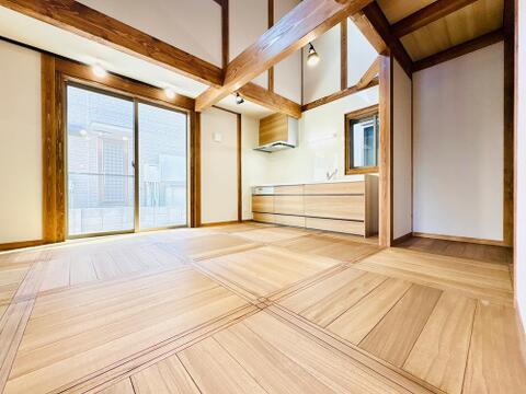 吹き抜けにはシーリングファンを完備。空気を循環させ、一年中快適な室温を保ちます。木目の天井も素敵。