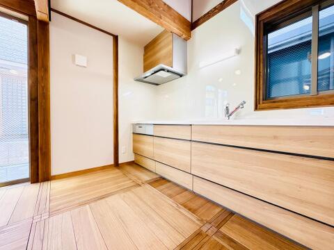 お部屋の雰囲気にマッチした木目調のシステムキッチン。収納豊富で、お料理のモチベーションもアップ