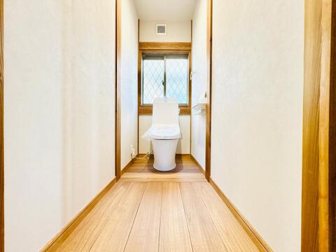 窓付きで明るく換気も良好なトイレ。ここにも自然素材が使われており、清潔感と温かみのある空間です